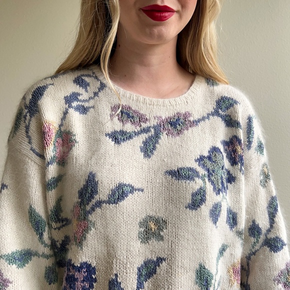 Vintage 1980s White Silk Sweater With Purple Florals (L/XL) - Picture 2 of 12